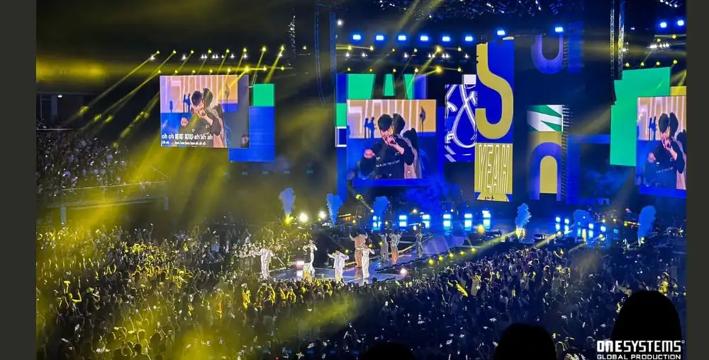 “JJ Lin world tour stage performance emotional ballad”